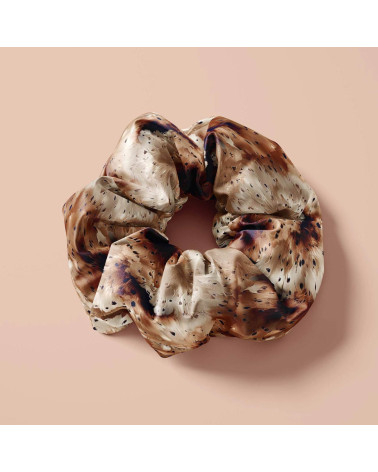 Sepia bloom 01 – sepia speckled floral fabric | Mamidu