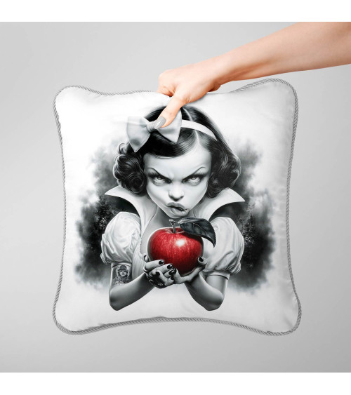Apple Princess 01 – księżniczka z czerwonym jabłkiem