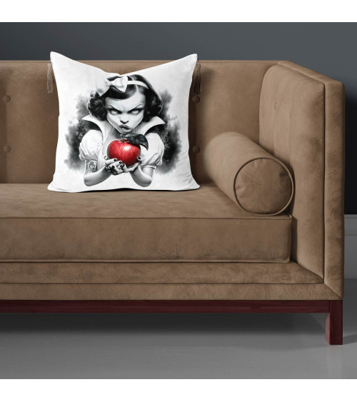 Apple Princess 01 – księżniczka z czerwonym jabłkiem