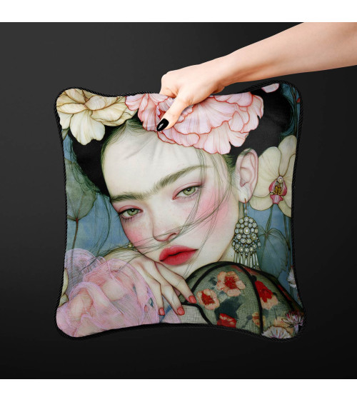 Peony Muse 05 – Frau mit Pfingstrosen und Perlen | Mamidu
